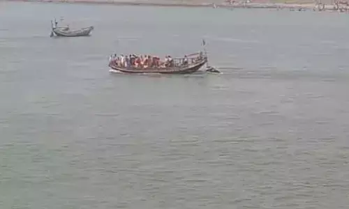 Boat Capsizes : కుంభమేళా వేళ.. గంగా నదిలో ఘోర ప్రమాదం