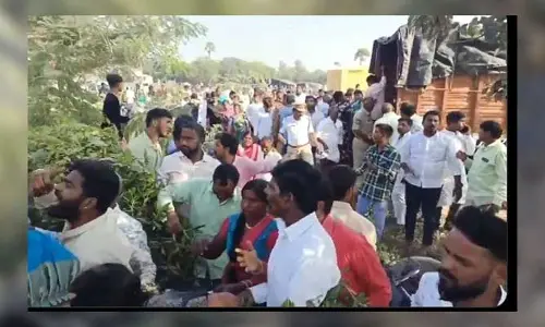 Road Accident : యాదగిరిగుట్ట వెళ్ళి వస్తుండగా రోడ్డు ప్రమాదం.. 35 మందికి తీవ్ర గాయాలు