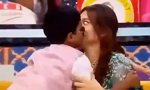 Video Viral: లైవ్ షోలో  లిప్ కిస్.. షాకైన హీరోయిన్..!