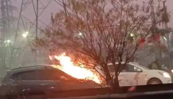 Fire Accident: హైవేపై రన్నింగ్ కారులో మంటలు .. పూర్తిగా దగ్దమైన కారు Fire Accident: హైవేపై రన్నింగ్ కారులో మంటలు .. పూర్తిగా దగ్దమైన కారు