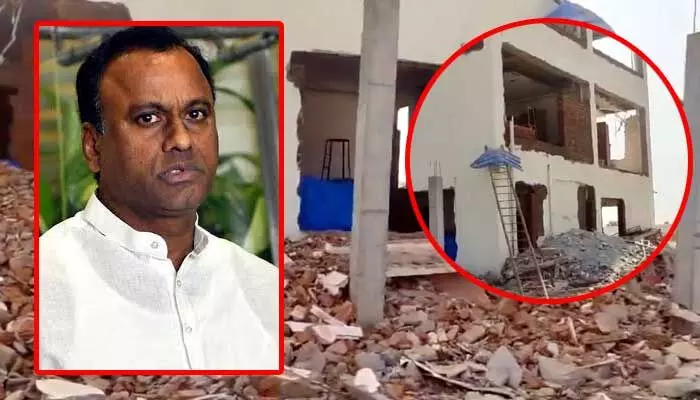 MLA కోమటిరెడ్డి క్యాంప్ ఆఫీస్ కూల్చివేత.. కారణం తెలిస్తే షాకవ్వాల్సిందే! (వీడియో) MLA కోమటిరెడ్డి క్యాంప్ ఆఫీస్ కూల్చివేత.. కారణం తెలిస్తే షాకవ్వాల్సిందే! (వీడియో)