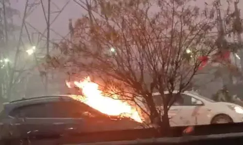 Fire Accident: హైవేపై రన్నింగ్ కారులో మంటలు .. పూర్తిగా దగ్దమైన కారు