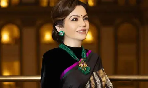 బంగారంతో నేసిన చీరలో తళుక్కున మెరిసిన నీతా అంబానీ.. ధర తెలిస్తే షాక్ అవ్వాల్సిందే... వైరల్ వీడియో