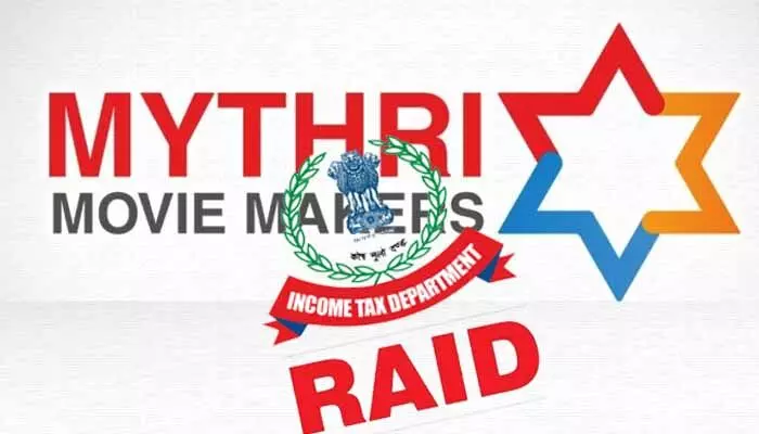 IT Raids: ఐటీ అధికారుల దూకుడు.. పుష్ప-2 నిర్మాతల ఇళ్లలో కొనసాగుతోన్న సోదాలు IT Raids: ఐటీ అధికారుల దూకుడు.. పుష్ప-2 నిర్మాతల ఇళ్లలో కొనసాగుతోన్న సోదాలు