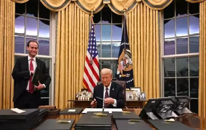 Donald Trump: పదవి చేపట్టగానే పదుల కొద్దీ ఆర్డర్లపై సంతకాలు Donald Trump: పదవి చేపట్టగానే పదుల కొద్దీ ఆర్డర్లపై సంతకాలు
