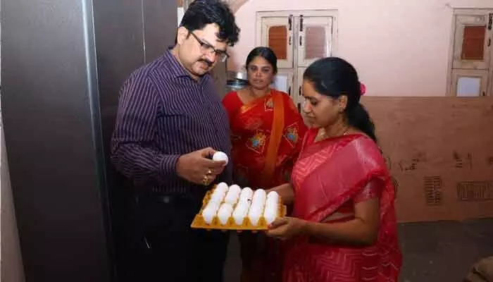 హాస్టల్ భోజనం చూసి కలెక్టర్ రియాక్షన్ చూడండి హాస్టల్ భోజనం చూసి కలెక్టర్ రియాక్షన్ చూడండి