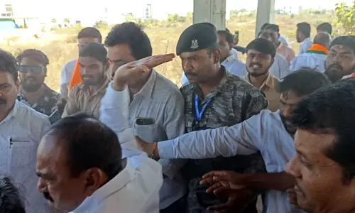 పేదల భూములనే ఆక్రమిస్తారా.. రియల్ ఎస్టేట్ బ్రోకర్ పై ఈటల కన్నెర్ర..