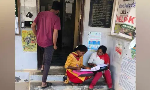ఆఫీస్ మెట్ల పై రేషన్ కార్డు దరఖాస్తు దారులు..