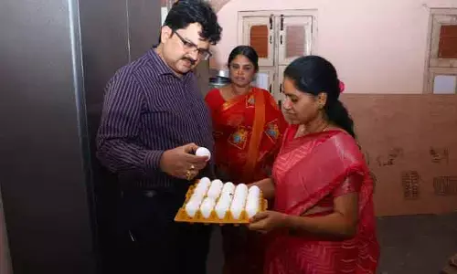 హాస్టల్‌ భోజనం చూసి కలెక్టర్ రియాక్షన్ చూడండి