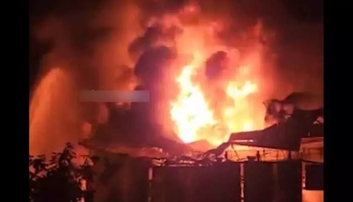 Fire Accident: ఆయిల్ కంపెనీలో పేలిన బాయిలర్.. భారీగా ఎగసిపడుతోన్న మంటలు Fire Accident: ఆయిల్ కంపెనీలో పేలిన బాయిలర్.. భారీగా ఎగసిపడుతోన్న మంటలు