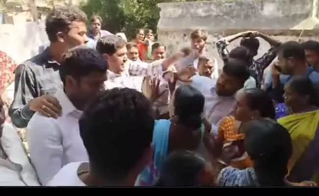 Congress vs BRS: గ్రామసభలో కాంగ్రెస్..బీఆర్ఎస్ బాహాబాహీ Congress vs BRS: గ్రామసభలో కాంగ్రెస్..బీఆర్ఎస్ బాహాబాహీ