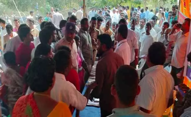 Gram Sabha List : షాకింగ్..పేరు లేదని గ్రామసభ జాబితాను ఎత్తుకెళ్లిన వ్యక్తి! Gram Sabha List : షాకింగ్..పేరు లేదని గ్రామసభ జాబితాను ఎత్తుకెళ్లిన వ్యక్తి!
