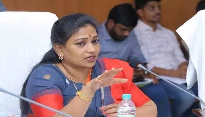 అతను వేధిస్తున్నాడంటూ బాలికల ఆందోళన.. స్పందించిన హోంమంత్రి అతను వేధిస్తున్నాడంటూ బాలికల ఆందోళన.. స్పందించిన హోంమంత్రి