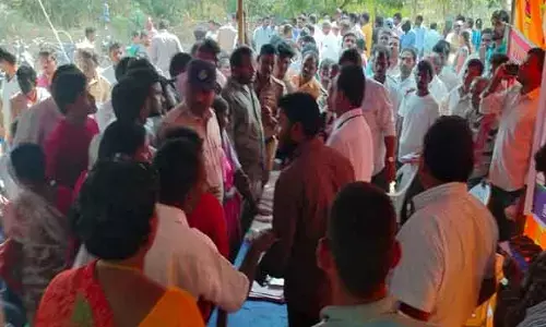 Gram Sabha List : షాకింగ్..పేరు లేదని గ్రామసభ జాబితాను ఎత్తుకెళ్లిన వ్యక్తి!