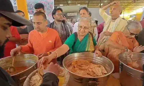 మహా కుంభమేళాలో భక్తులకు ప్రసాదం వడ్డించిన సుధామూర్తి