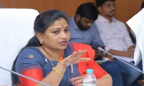 అతను వేధిస్తున్నాడంటూ బాలికల ఆందోళన.. స్పందించిన హోంమంత్రి