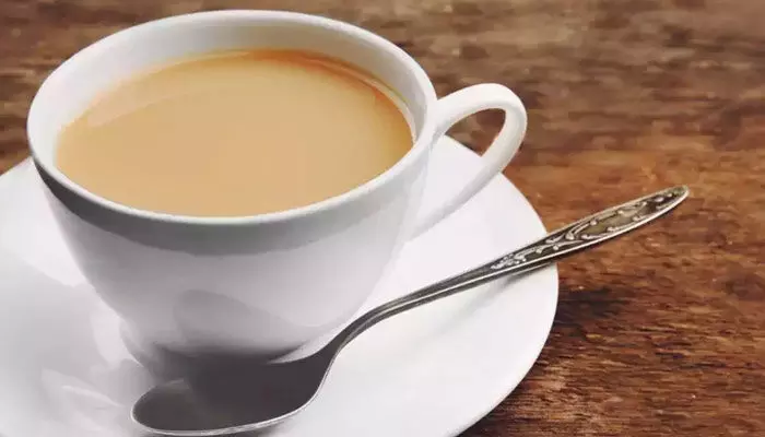 Tea: టీ ని పదే పదే వేడి చేస్తున్నారా.. అయితే, డేంజరే అంటున్న నిపుణులు Tea: టీ ని పదే పదే వేడి చేస్తున్నారా.. అయితే, డేంజరే అంటున్న నిపుణులు