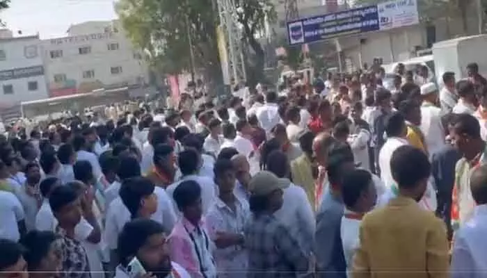Pathan Cheru : పఠాన్ చెరులో రోడ్డెక్కిన పాత కొత్త కాంగ్రెస్ పంచాయితీ! Pathan Cheru : పఠాన్ చెరులో రోడ్డెక్కిన పాత కొత్త కాంగ్రెస్ పంచాయితీ!