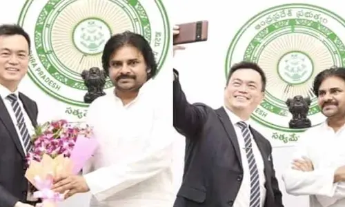 పవన్ కళ్యాణ్‌తో సెల్ఫీ తీసుకున్న సింగపూర్ హైకమిషనర్!