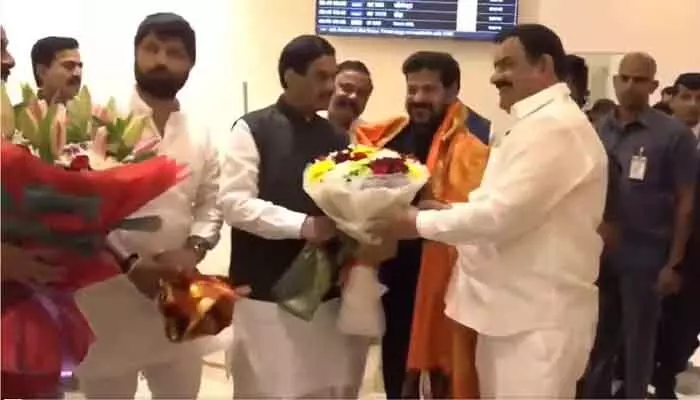 CM Revanth: హైదరాబాద్కు చేరుకున్న సీఎం రేవంత్ రెడ్డి.. ఎయిర్పోర్టులో ఘన స్వాగతం CM Revanth: హైదరాబాద్కు చేరుకున్న సీఎం రేవంత్ రెడ్డి.. ఎయిర్పోర్టులో ఘన స్వాగతం