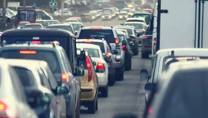 Traffic Alert: లక్డీకాపూల్, సెక్రటేరియట్ ప్రాంతాల్లో భారీగా ట్రాఫిక్ జామ్ Traffic Alert: లక్డీకాపూల్, సెక్రటేరియట్ ప్రాంతాల్లో భారీగా ట్రాఫిక్ జామ్