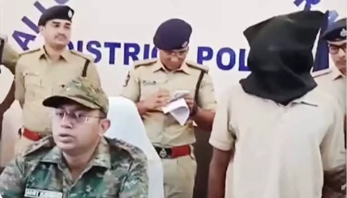 Maoist Arrest: మావోయిస్టులకు మరో బిగ్ షాక్.. ఛత్తీస్గఢ్ దళ ఏసీఎం అరెస్ట్ Maoist Arrest: మావోయిస్టులకు మరో బిగ్ షాక్.. ఛత్తీస్గఢ్ దళ ఏసీఎం అరెస్ట్