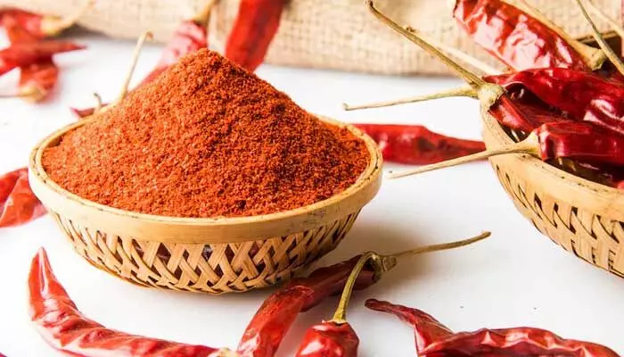 chilli packets: ఆ బ్రాండ్ కారం పొడి వాడుతున్నారా? మోతాదుకు మించి పురుగుల మందు అవశేషాలు chilli packets: ఆ బ్రాండ్ కారం పొడి వాడుతున్నారా? మోతాదుకు మించి పురుగుల మందు అవశేషాలు