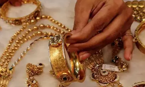 Gold: తొలిసారి రూ. 83,000 దాటిన బంగారం