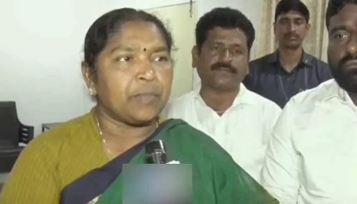 Minister Seethakka: చిల్లర వేషాలు ఇకనైనా ఆపండి.. బీఆర్ఎస్ నేతలపై మంత్రి సీతక్క ఫైర్ Minister Seethakka: చిల్లర వేషాలు ఇకనైనా ఆపండి.. బీఆర్ఎస్ నేతలపై మంత్రి సీతక్క ఫైర్