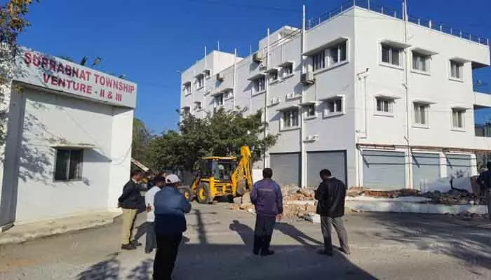Hydra : హైడ్రా వీకెండ్ కూల్చివేతలు షురూ! Hydra : హైడ్రా వీకెండ్ కూల్చివేతలు షురూ!