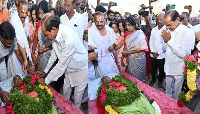 KCR: తన సోదరి సకలమ్మ పార్థివదేహానికి కేసీఆర్ నివాళి.. KCR: తన సోదరి సకలమ్మ పార్థివదేహానికి కేసీఆర్ నివాళి..