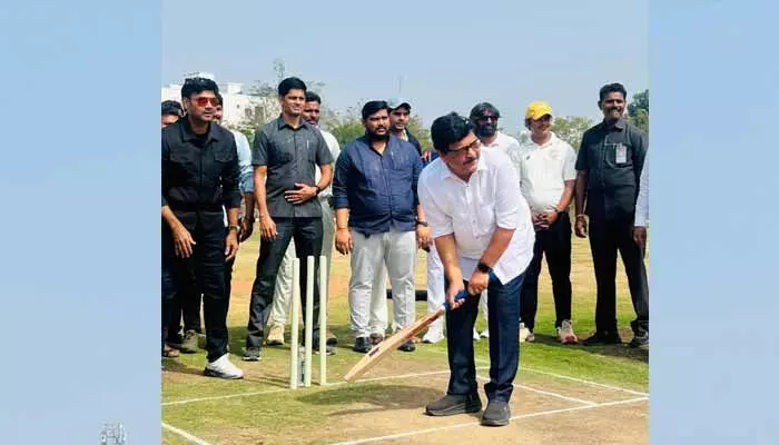 క్రీడల్లో రాణిస్తే యువతకు ఉజ్వల భవిష్యత్తు.. క్రికెట్ ఆడిన మంత్రి క్రీడల్లో రాణిస్తే యువతకు ఉజ్వల భవిష్యత్తు.. క్రికెట్ ఆడిన మంత్రి