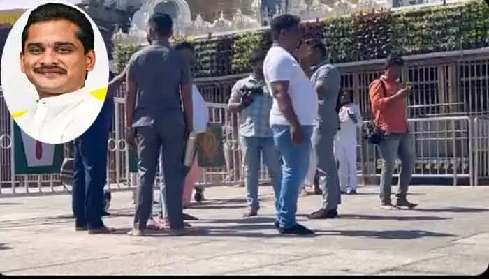 Tirumala Photo Shoot : శ్రీవారి ఆలయం ముందు మరోసారి ఫోటోషూట్ వివాదం Tirumala Photo Shoot : శ్రీవారి ఆలయం ముందు మరోసారి ఫోటోషూట్ వివాదం