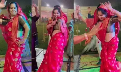 Viral Video: ఆంటీ డ్యాన్స్.. నడుము తిప్పుతూ దుమ్మురేపుతోంది .. ఆమె హుషారుకు కుర్రాళ్లు ఫిదా!  ( వీడియో)