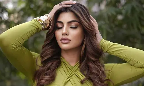 Akanksha Puri : చూపు తిప్పుకోనివ్వని నడుము అందాలు..