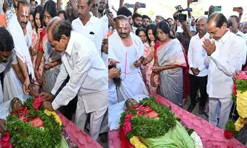KCR: తన సోదరి సకలమ్మ పార్థివదేహానికి కేసీఆర్‌ నివాళి..