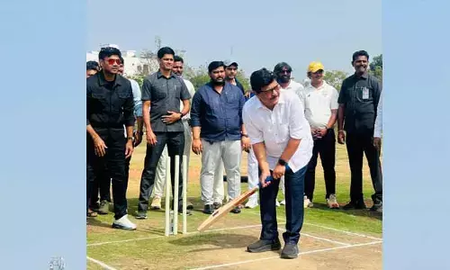 క్రీడల్లో రాణిస్తే యువతకు ఉజ్వల భవిష్యత్తు.. క్రికెట్ ఆడిన మంత్రి