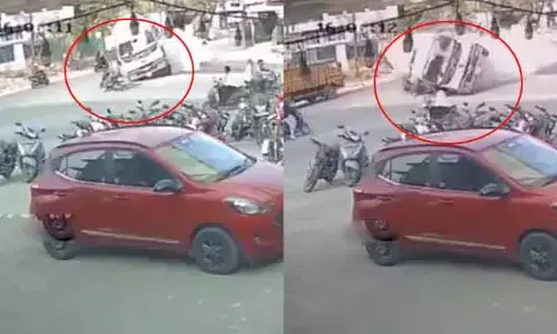 Accident: ఘోర రోడ్డు ప్రమాదం.. కాంక్రీట్ లారీ మీద పడి ఇద్దరు యువతులు మృతి