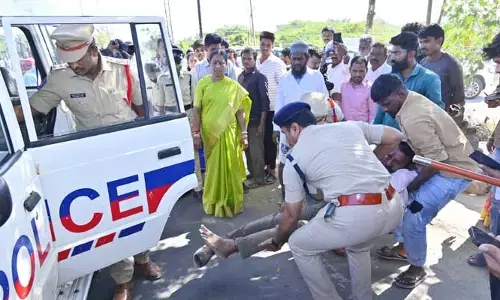 మరోసారి మానవత్వం చాటుకున్న మంత్రి కొండా సురేఖ (వీడియో)