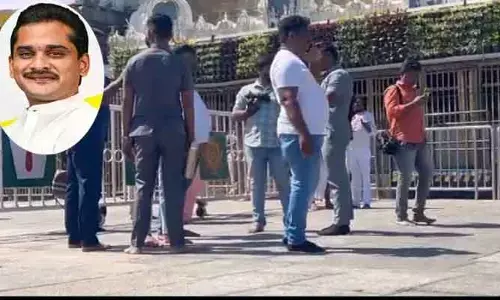 Tirumala Photo Shoot : శ్రీవారి ఆలయం ముందు మరోసారి ఫోటోషూట్ వివాదం