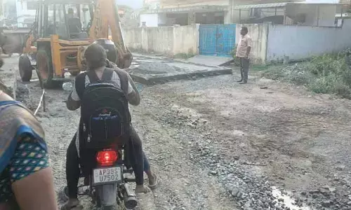 నత్తనడకన సాగుతున్న రోడ్డు నిర్మాణ పనులు