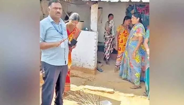అప్పు కట్టలేదని ఇంటి ముందు పొయ్యి పెట్టిన బ్యాంక్ అధికారులు.. వీడియో వైరల్ అప్పు కట్టలేదని ఇంటి ముందు పొయ్యి పెట్టిన బ్యాంక్ అధికారులు.. వీడియో వైరల్