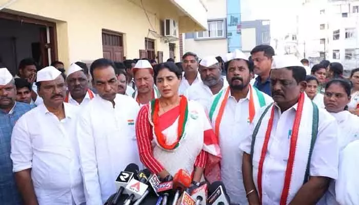 YS Sharmila : బీజేపీతో తెరముందు చంద్రబాబు..తెరవెనుక జగన్ పొత్తులు : వైఎస్.షర్మిల YS Sharmila : బీజేపీతో తెరముందు చంద్రబాబు..తెరవెనుక జగన్ పొత్తులు : వైఎస్.షర్మిల