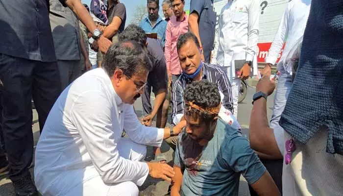 మానవత్వం చాటుకున్న మంత్రి నాదెండ్ల మనోహర్ మానవత్వం చాటుకున్న మంత్రి నాదెండ్ల మనోహర్