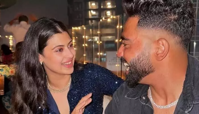 ఆమె నాకు చెల్లలు లాంటింది.. సింగర్తో ప్రేమ వార్తలపై స్పందించిన సిరాజ్ ఆమె నాకు చెల్లలు లాంటింది.. సింగర్తో ప్రేమ వార్తలపై స్పందించిన సిరాజ్