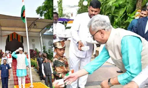 పరేడ్ గ్రౌండ్‌లో రిపబ్లిక్ డే వేడుకలు.. జాతీయ జెండా ఆవిష్కరించిన గవర్నర్