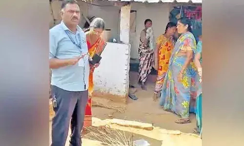 అప్పు కట్టలేదని ఇంటి ముందు పొయ్యి పెట్టిన బ్యాంక్ అధికారులు.. వీడియో వైరల్