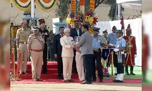 Awards: ప్రజాపాలనకు విశేష కృషిచేసిన 13 మంది అధికారులకు ప్రత్యేక పురస్కారాలు