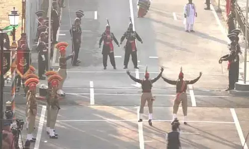 Beating retreat : వాఘా సరిహద్ధులో భారత్ పాక్ సైనికుల బీటింగ్ రిట్రీట్