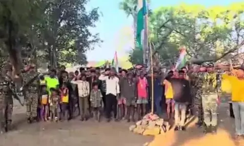 Tumulpad: నక్సల్ ప్రభావిత గ్రామంలో పతాక ఆవిష్కరణ.. స్వాతంత్ర్యం వచ్చిన తర్వాత ఇదే తొలిసారి